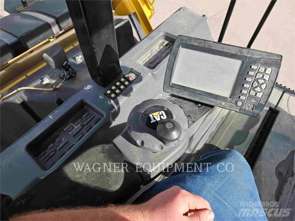 CAT CB68B Compactoare sol