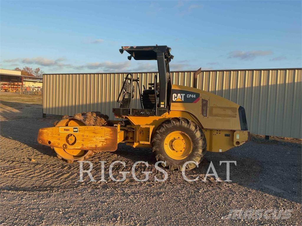 CAT CP44 Compactoare sol