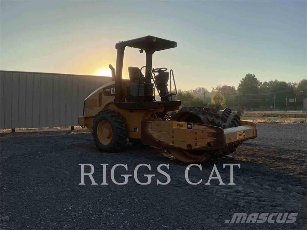 CAT CP44 Compactoare sol