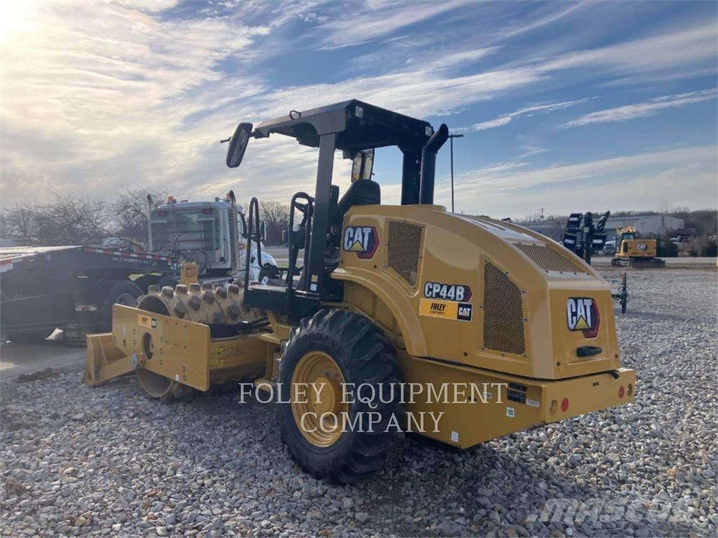 CAT CP44B Compactoare sol