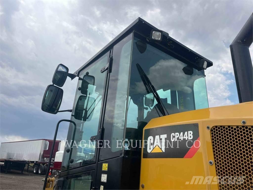 CAT CP44B Compactoare sol