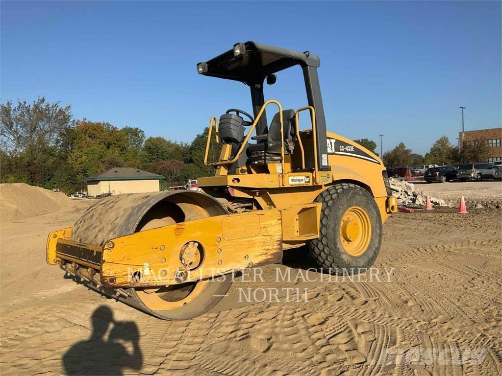 CAT CS433E Compactoare monocilindrice
