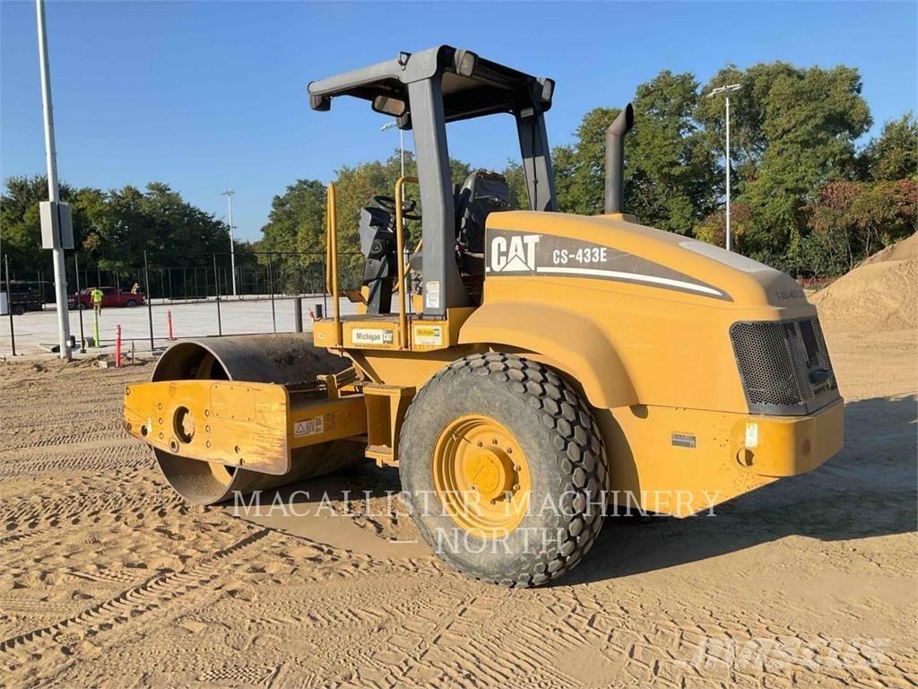 CAT CS433E Compactoare monocilindrice