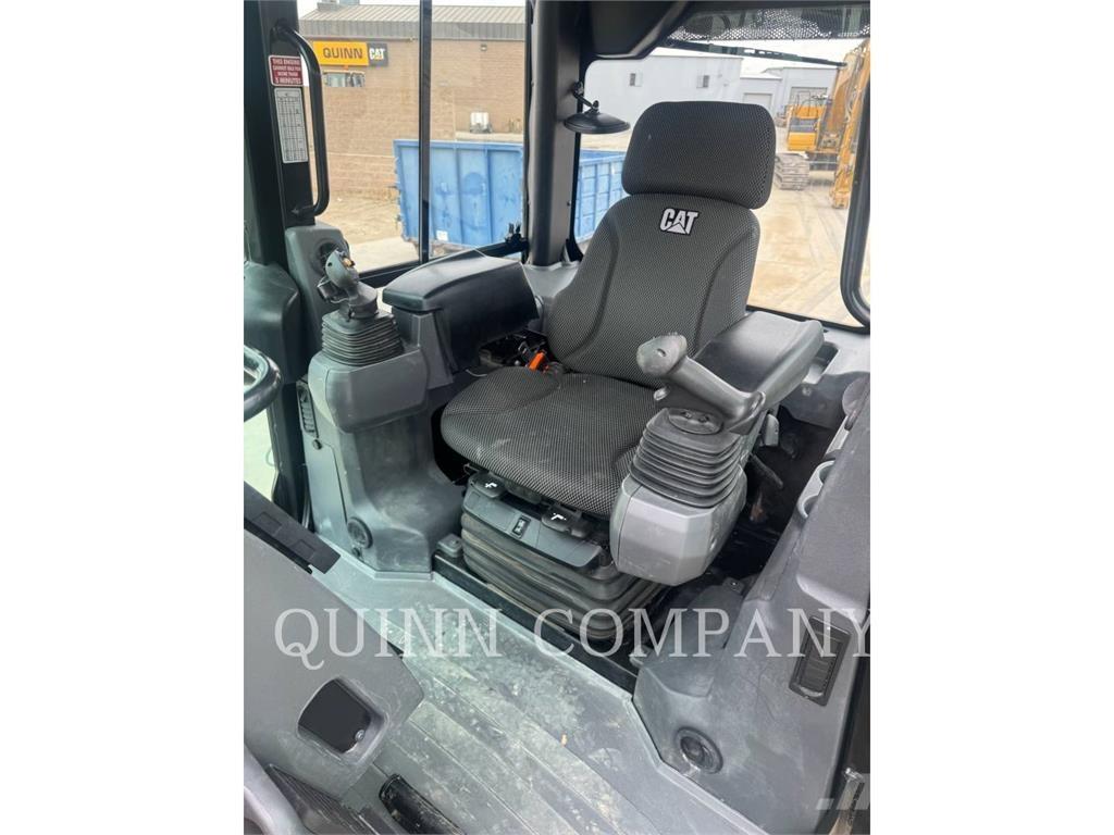 CAT D2 Buldoexcavatoare