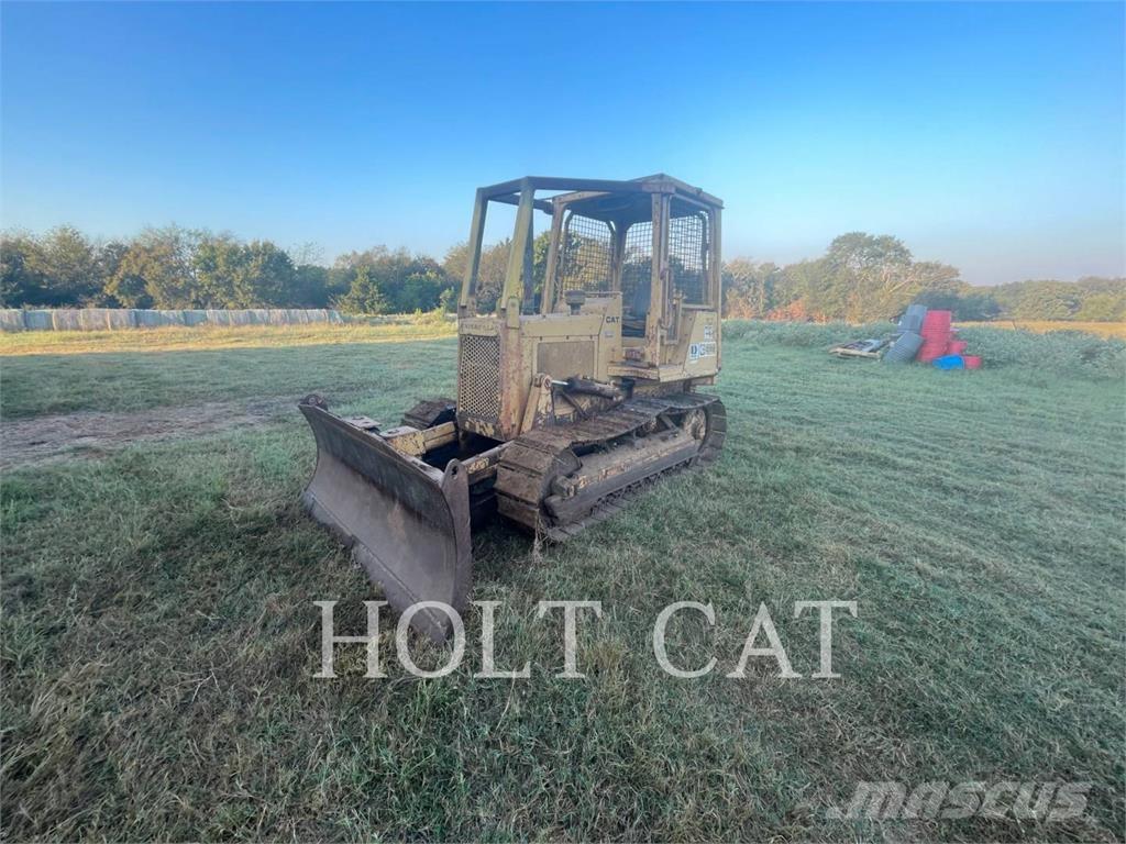 CAT D3B Buldozere pe senile