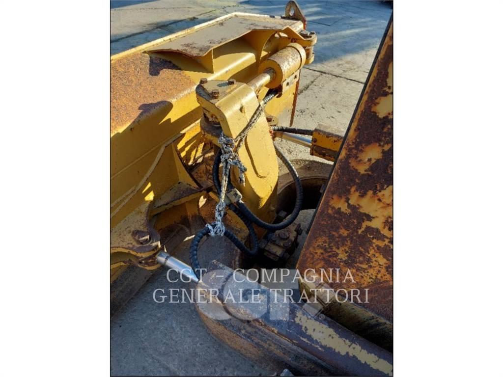 CAT D6M Buldozere pe senile