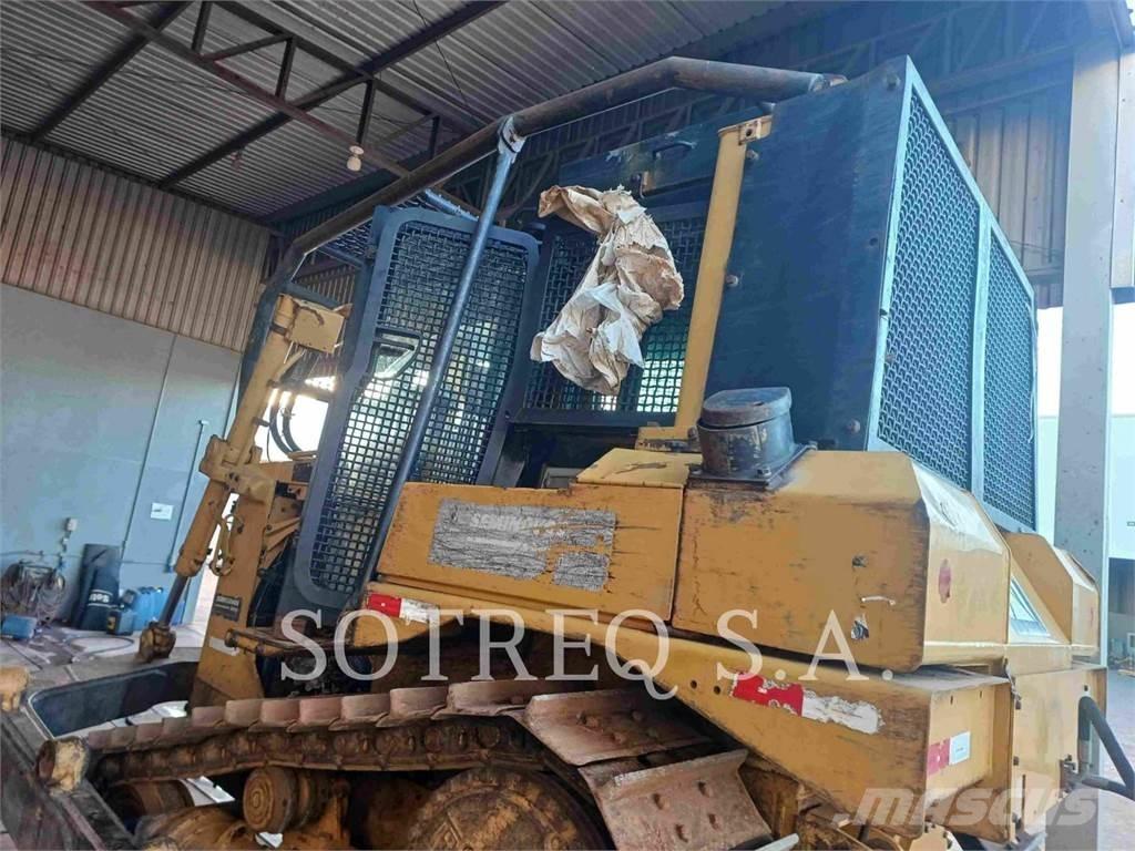 CAT D6T Buldozere pe senile