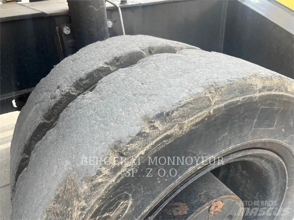 CAT MH3026 Excavatoare cu roti