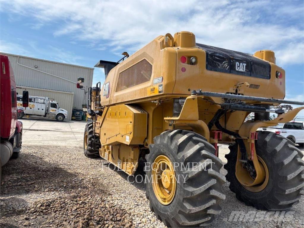 CAT RM600-01 Pavatoare asfalt