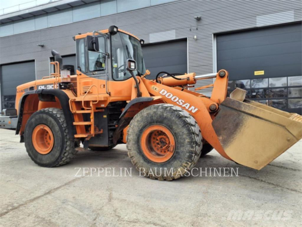 Doosan DL300 Incarcator pe pneuri