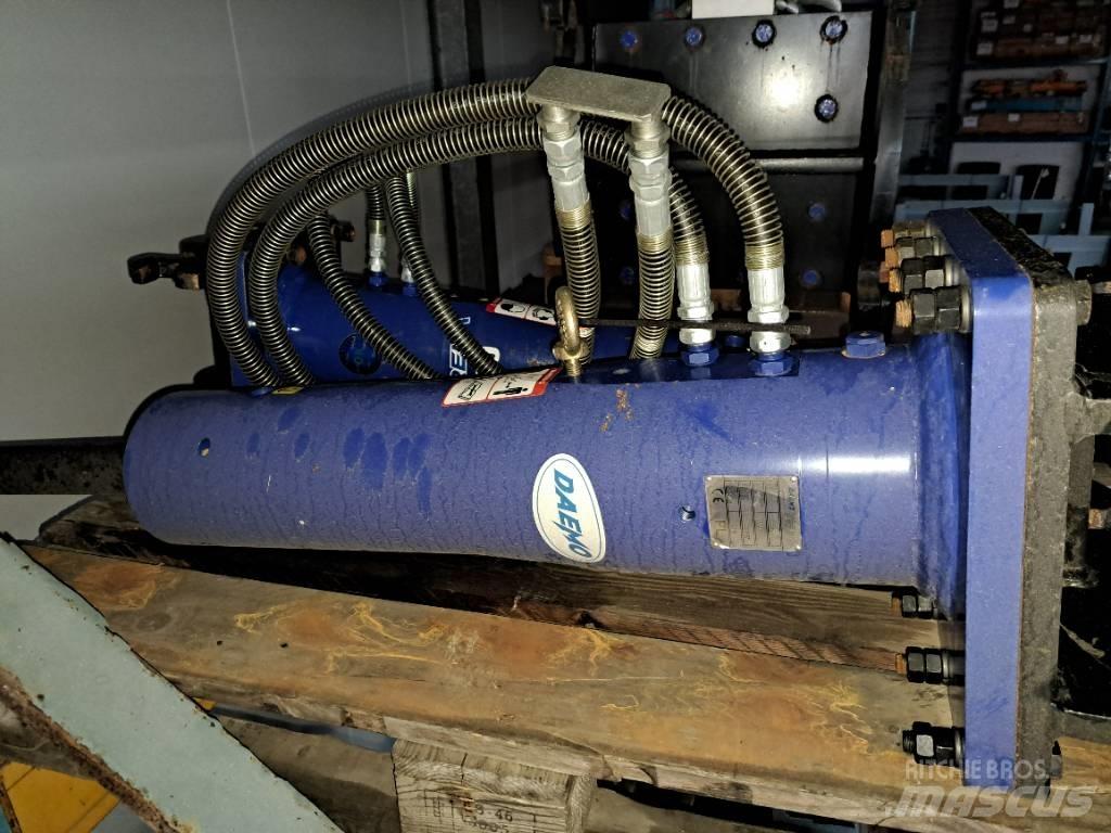 Daemo E40 with CW05 Ciocane / Concasoare