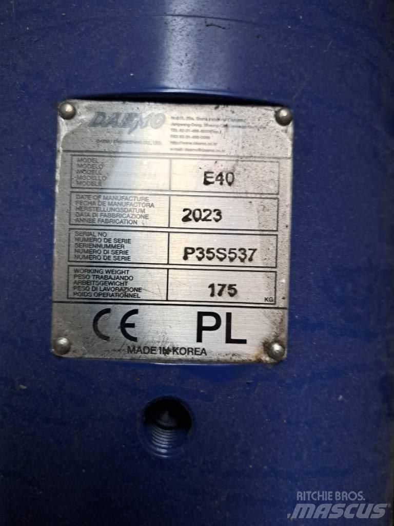 Daemo E40 with CW05 Ciocane / Concasoare
