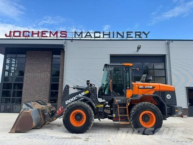 Doosan DL 250-7 Incarcator pe pneuri