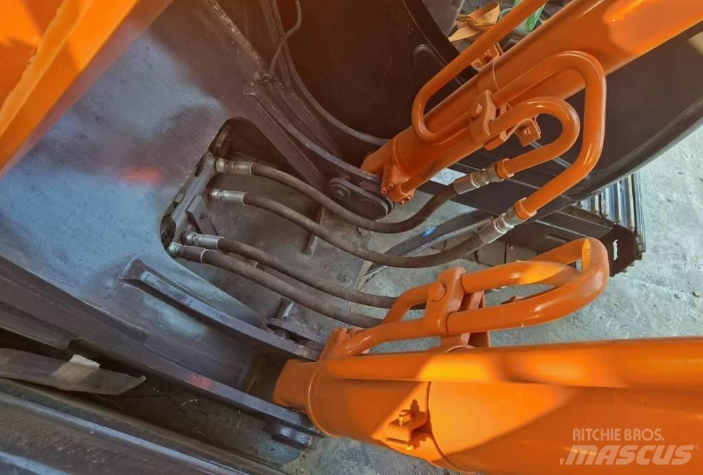 Hitachi ZX 200 Excavatoare pe șenile
