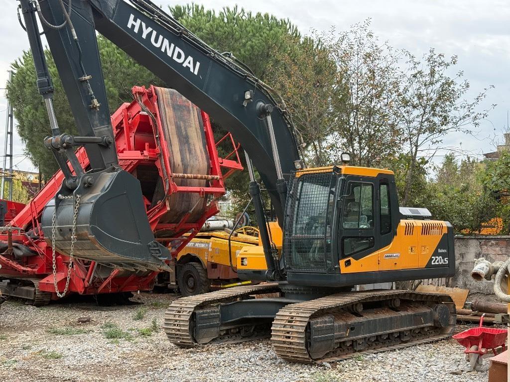Hyundai Robex 220 LS Excavatoare pe șenile
