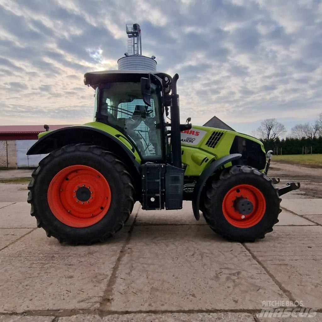 CLAAS Axion 850 Tractoare