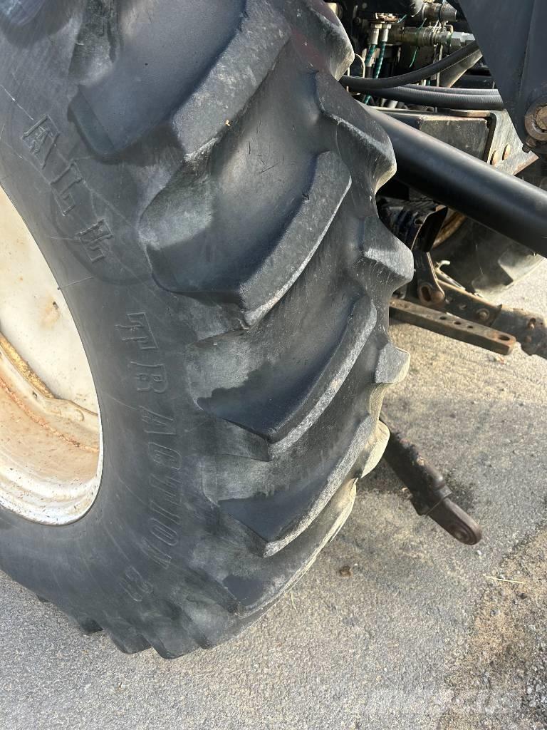 New Holland TV 140 Tractoare