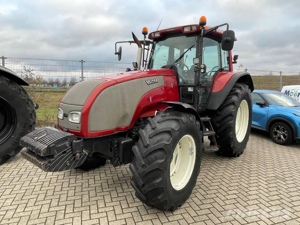 Valtra T120 tractor Tractoare