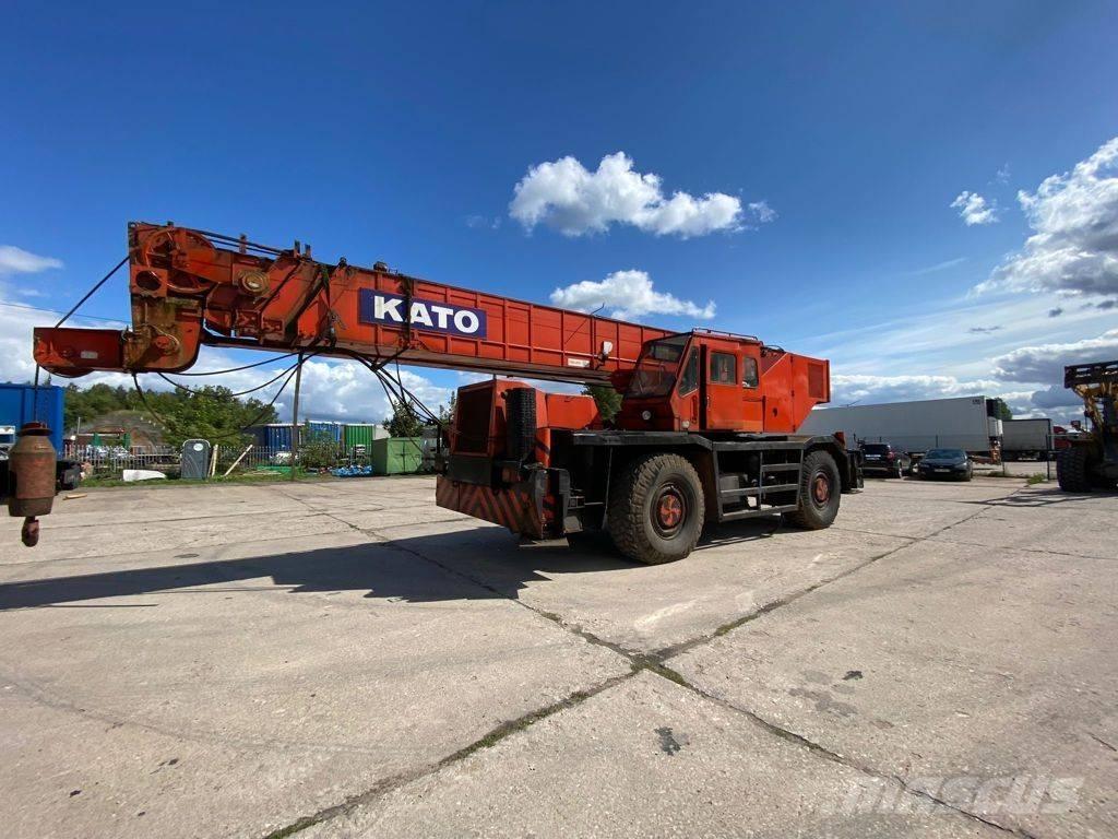 Kato KR 500 Macara teren accidentat