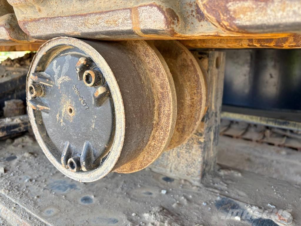 CAT 374 (On Transport) Excavatoare pe șenile
