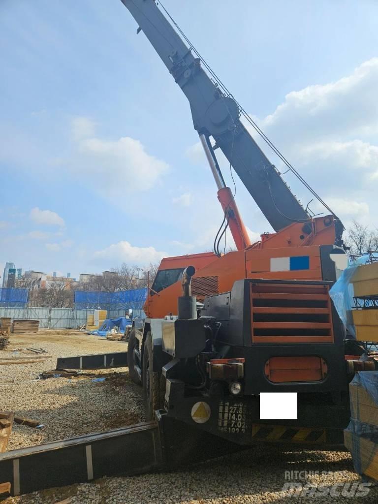 Komatsu LW 250 Macara teren accidentat