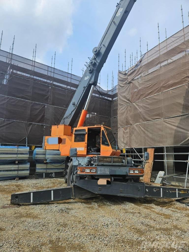 Komatsu LW 250 Macara teren accidentat