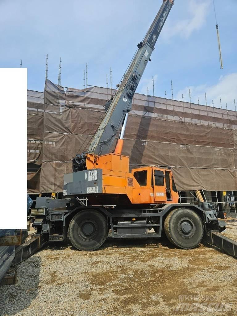 Komatsu LW 250 Macara teren accidentat