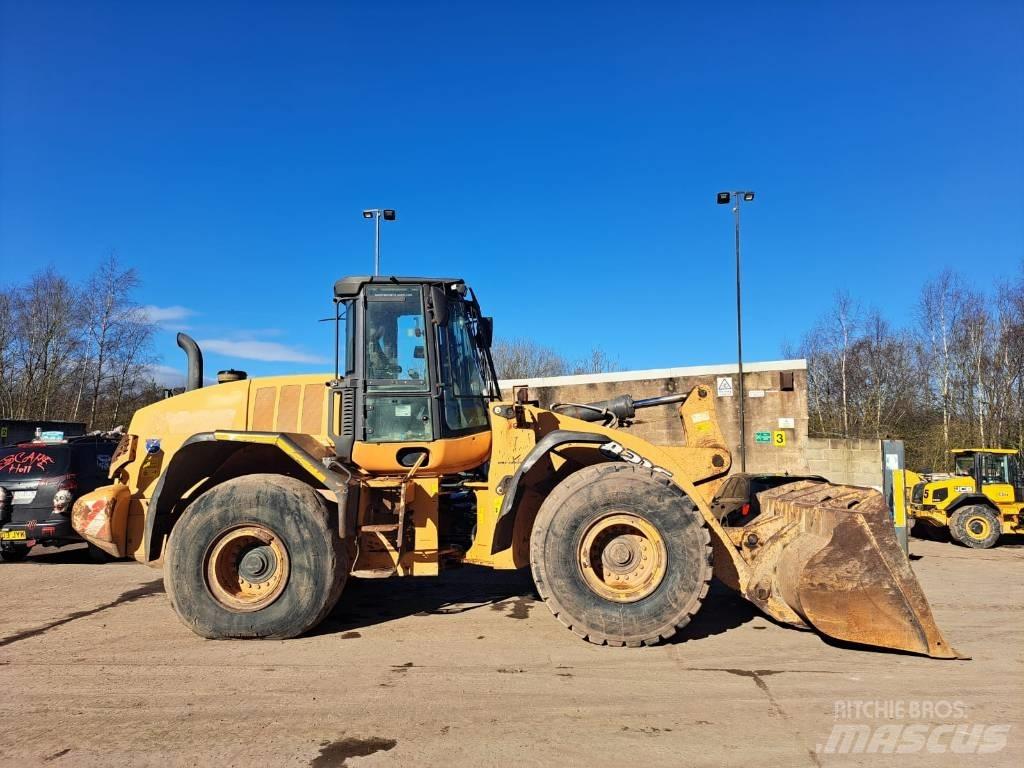 CASE 821 F Incarcator pe pneuri