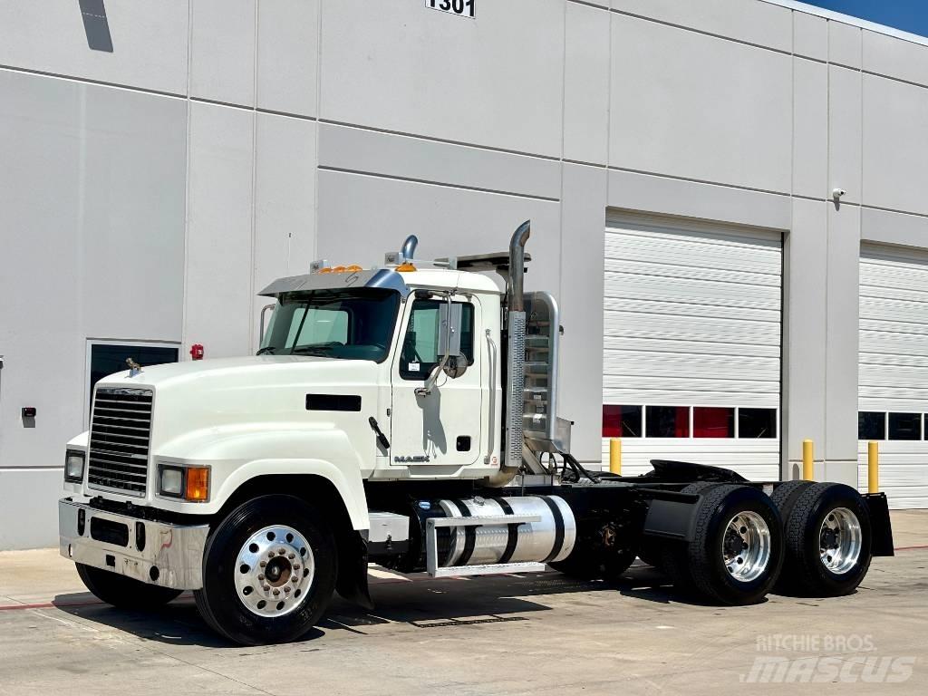 Mack CHU 613 Autotractoare
