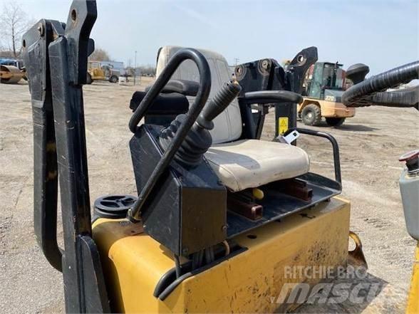 CAT CB24 Compactoare monocilindrice