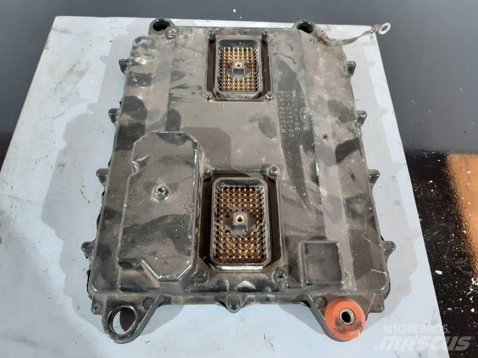 CAT 725 Cabine si interior