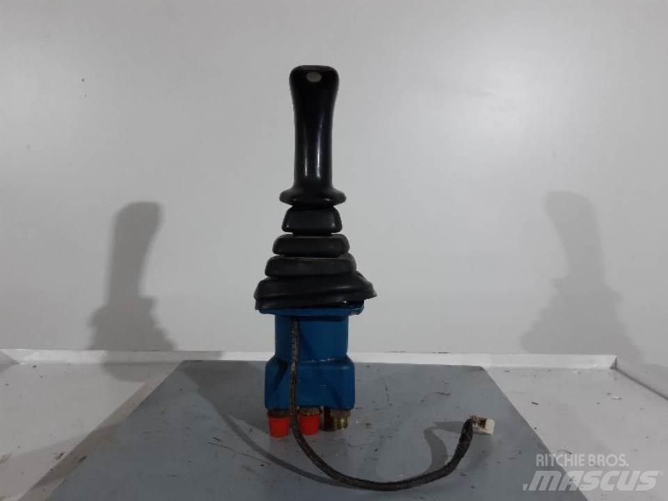 CAT M318 Cabine si interior