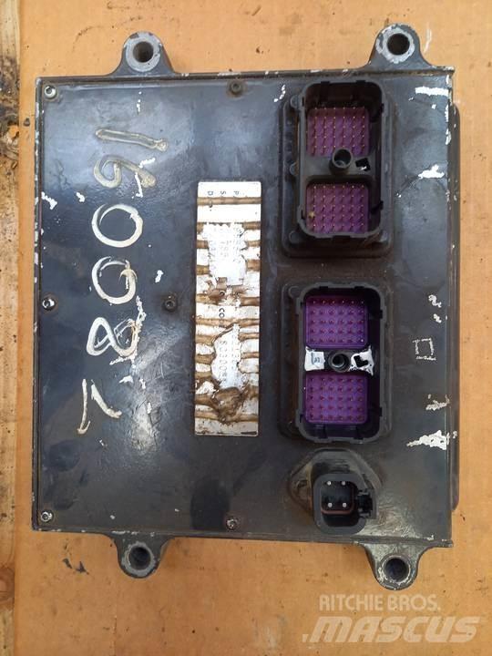JCB JS210 Cabine si interior