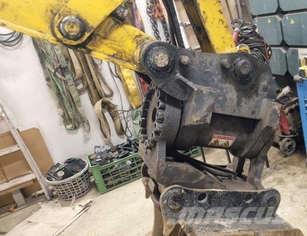 Komatsu PW 138 MR Excavatoare cu roti