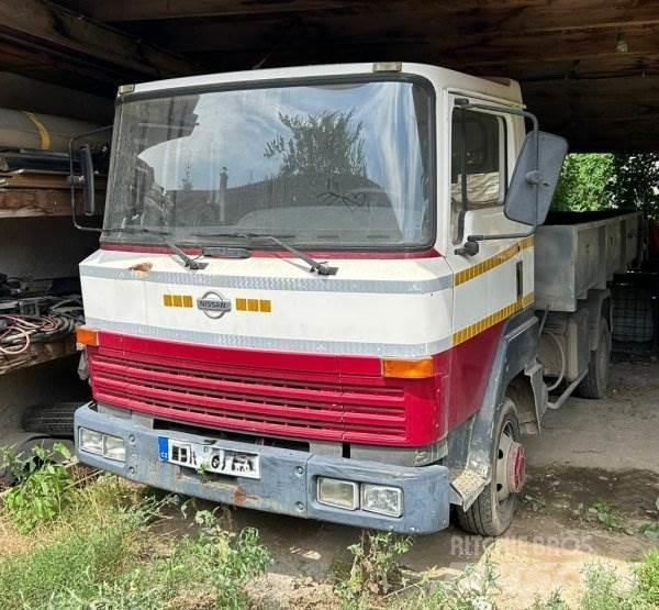 Nissan L351 Camion cu carlig de ridicare