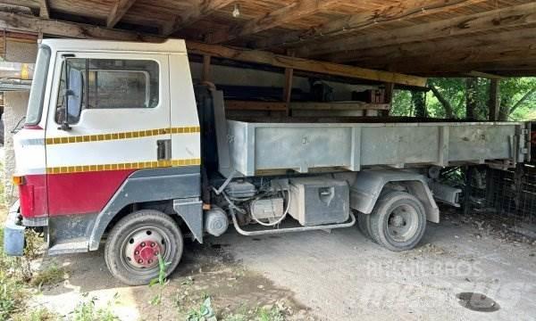 Nissan L351 Camion cu carlig de ridicare