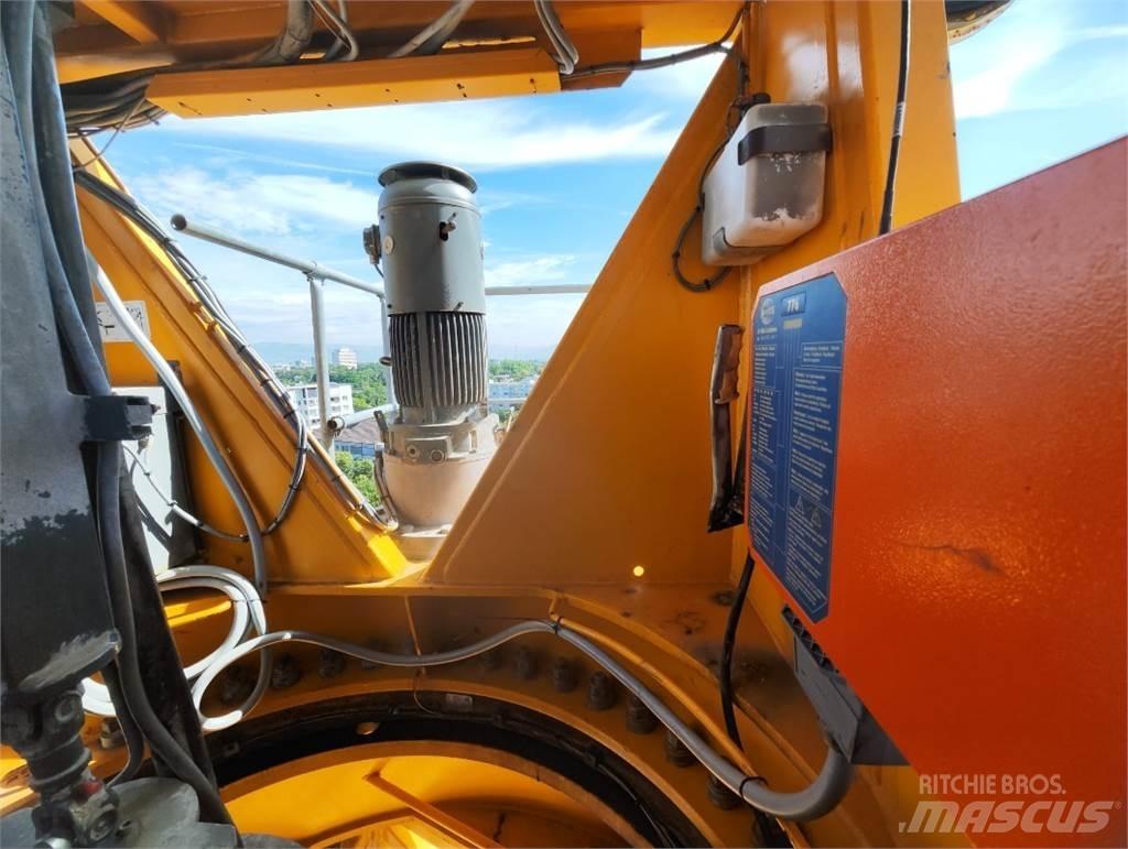 Liebherr 200EC-H Macarale turn