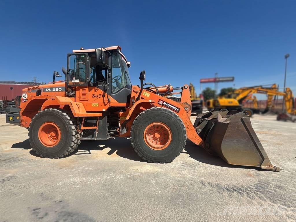 Doosan DL 250-3 Incarcator pe pneuri