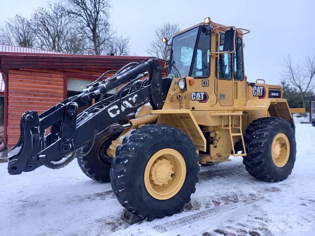 CAT IT 28 B Incarcator pe pneuri