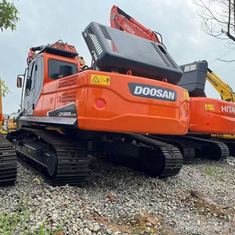 Doosan DX 225 Excavatoare pe șenile
