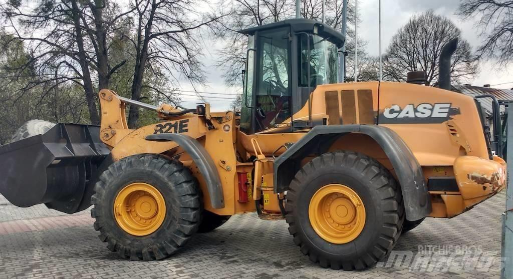 CASE 821 E Incarcator pe pneuri
