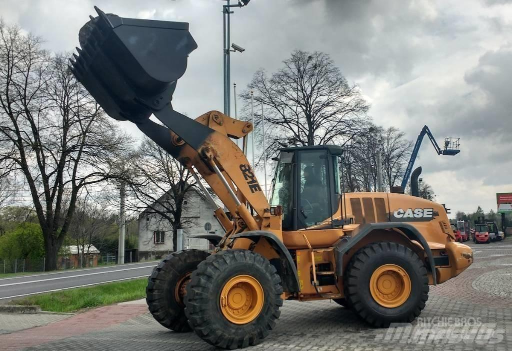 CASE 821 E Incarcator pe pneuri