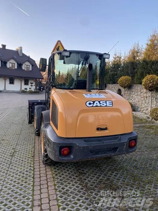 CASE 121F Incarcator pe pneuri