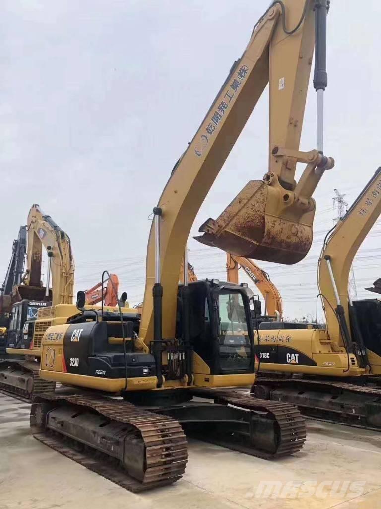 CAT 323 Excavatoare pe șenile
