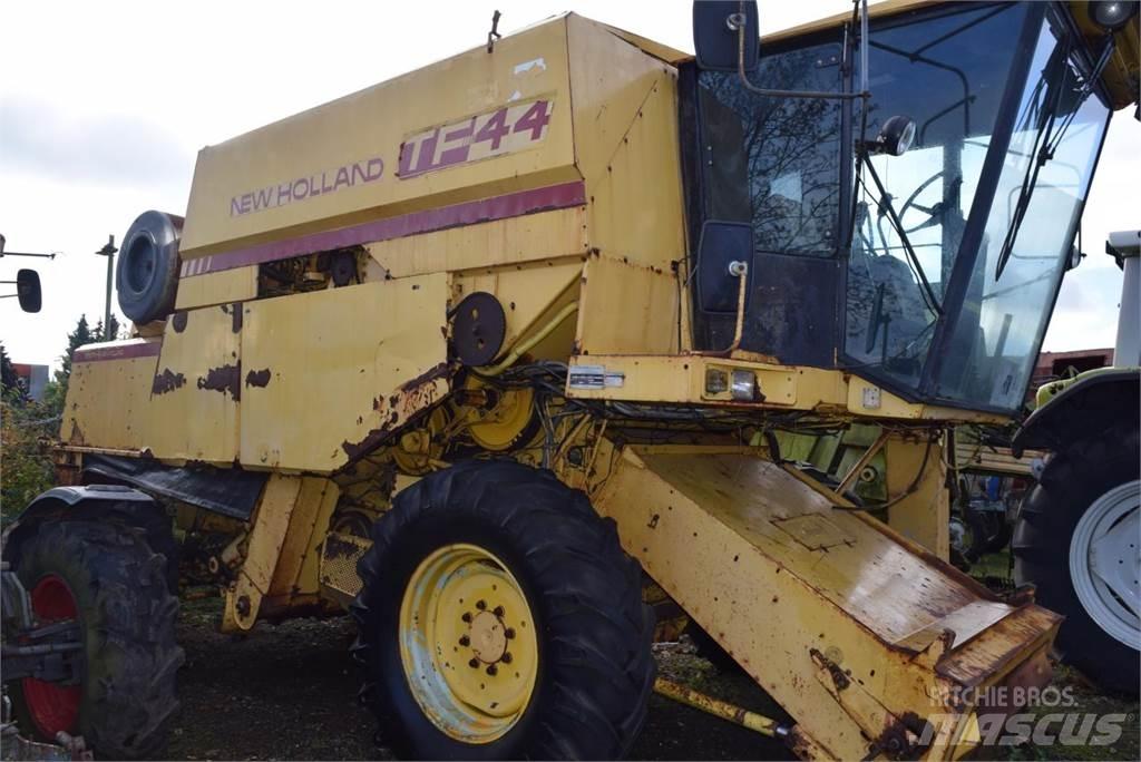 New Holland TF 44 Combine de secerat