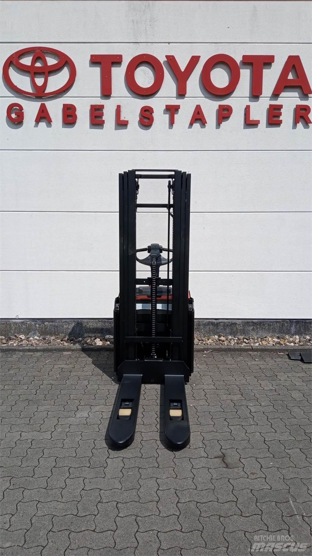 Toyota SWE140L Transpaleta manuala