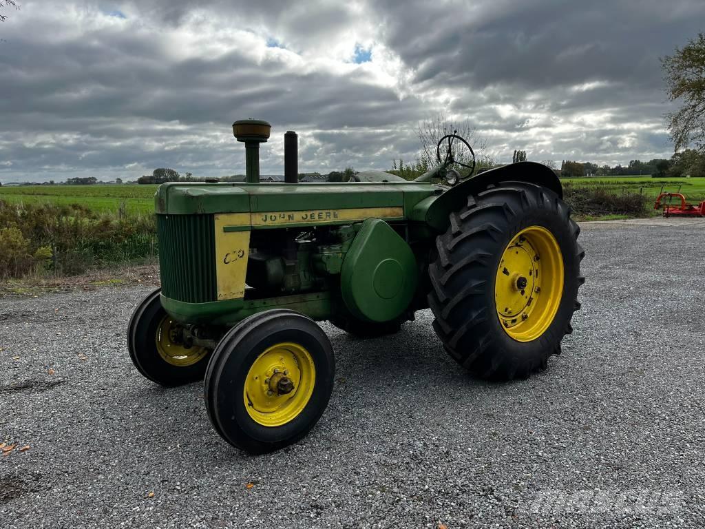 John Deere 820 Tractoare