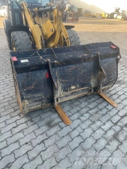 CAT 906 Incarcator pe pneuri