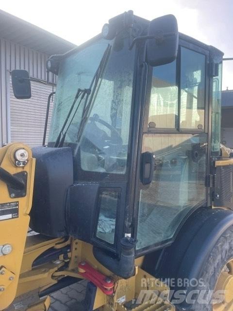 CAT 906 Incarcator pe pneuri
