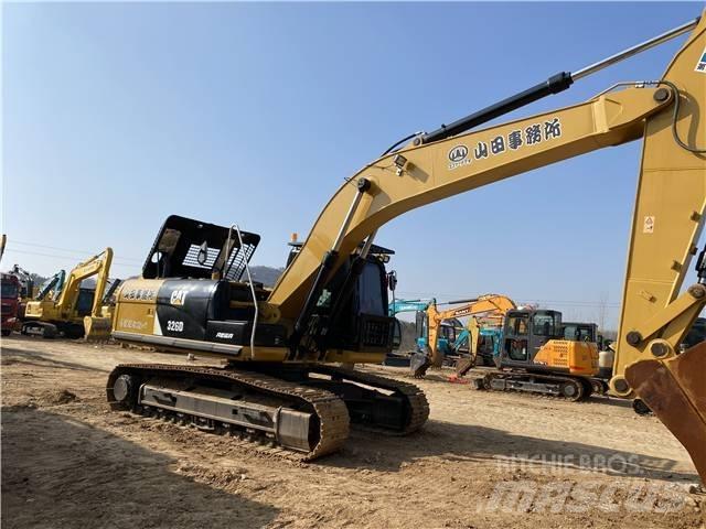 CAT 326D Excavatoare pe șenile
